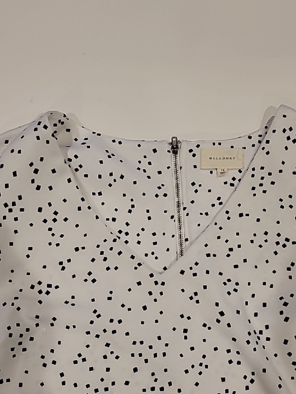 Mellowday Women's White V-Neck Printed Blouse Zipper Back 1X - Picture 6 of 12